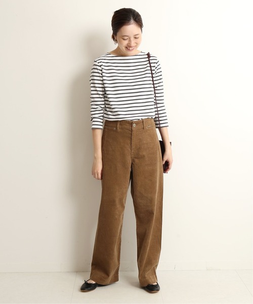 白ボーダーT×茶色コーデュロイパンツの秋コーデ