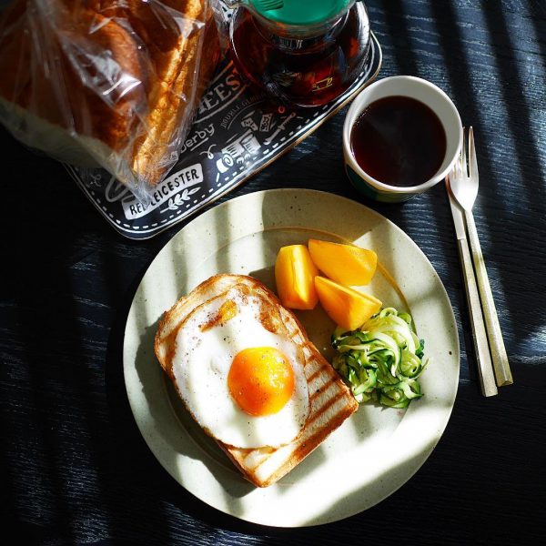 ミートソースのホットサンド目玉焼きのせ