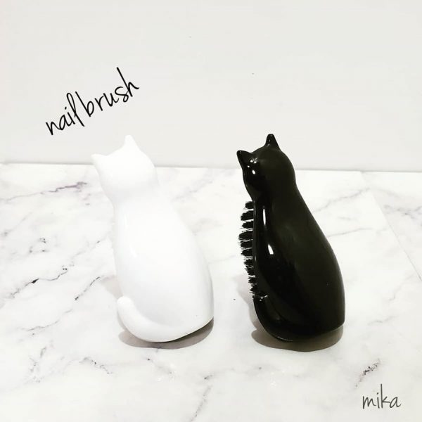 愛らしい猫モチーフの爪ブラシ