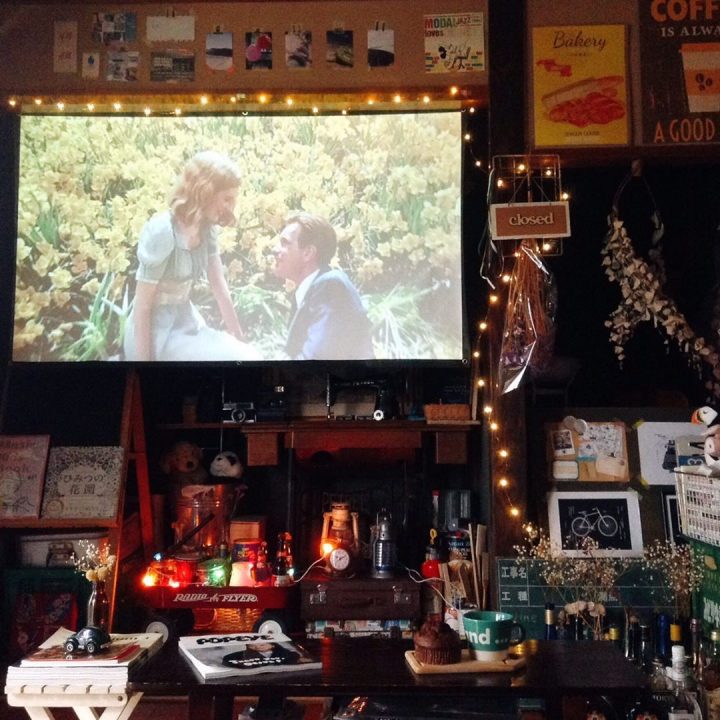 プロジェクターを使って、おうち映画館