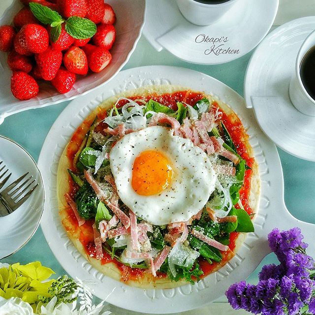 簡単手作り!目玉焼きのせサラダピザ