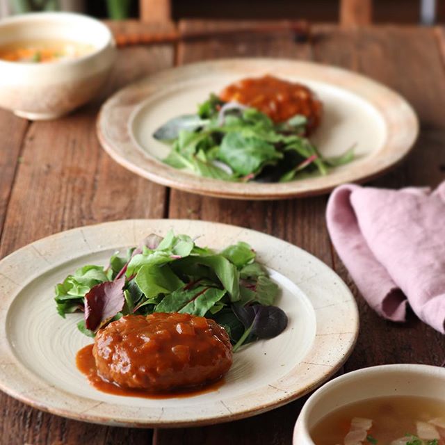 秋に人気の肉料理！デミ煮込みハンバーグ