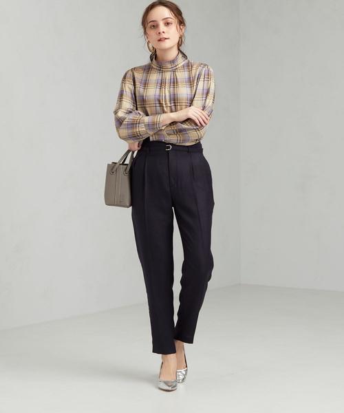 テーパードパンツの服装