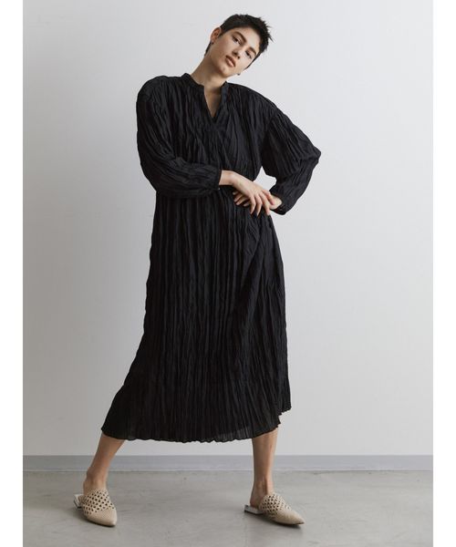 黒プリーツロングワンピースの秋コーデ