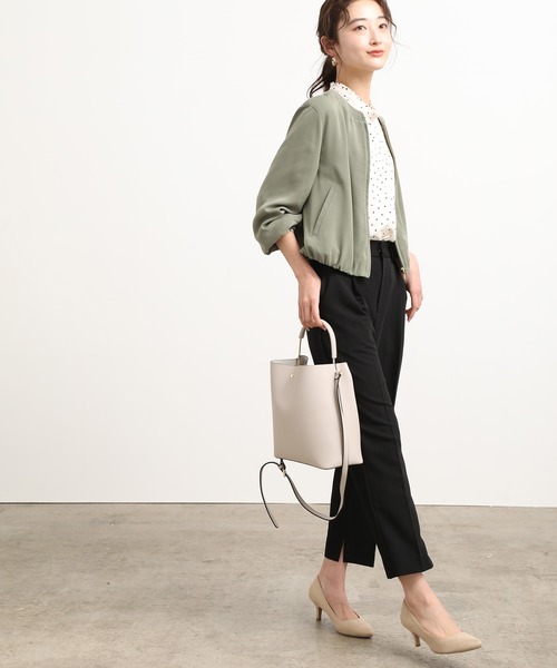 スリット入りパンツの服装
