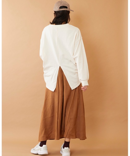 バックスリットトレーナーの服装