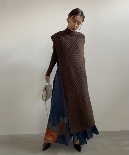ニットワンピース×青花柄スカートの秋コーデ