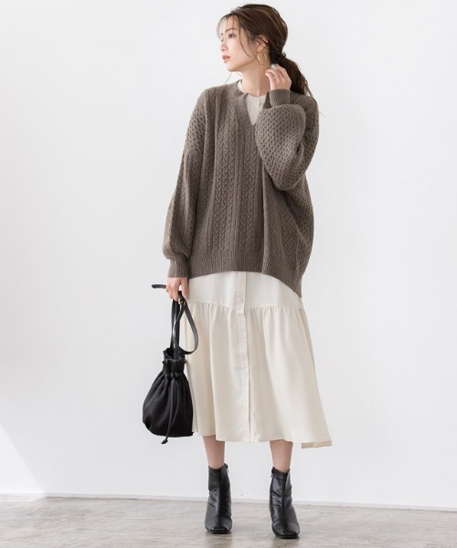 ケーブル編みニットの服装