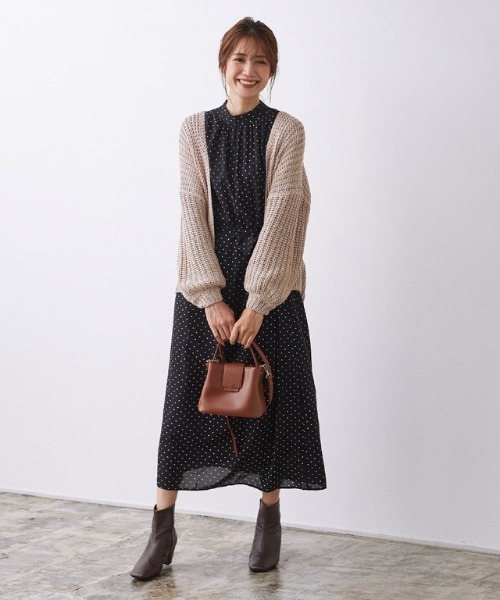 ニットカーデ×ワンピの服装