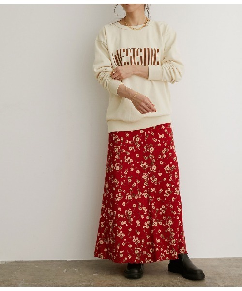 花柄マキシ丈スカートの服装