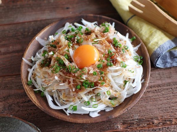 崩して食べよう！新玉のカツオ節サラダ