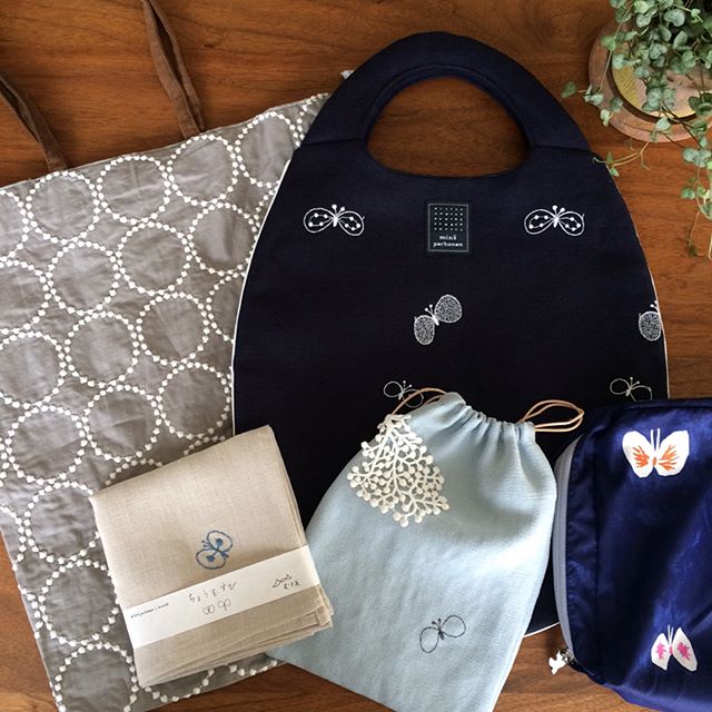 蝶々の柄もネイビーなら大人っぽく持てる