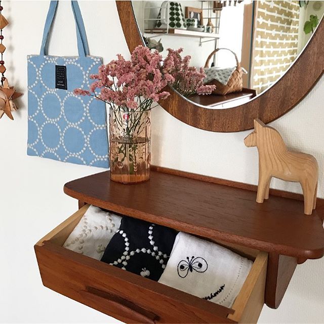 小さめなので色で遊んで