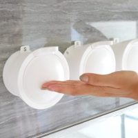 片手でらくらくプッシュできる♪吸盤型の「ソープディスペンサー」