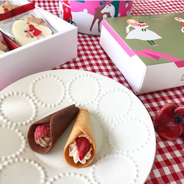 お茶菓子のお皿に