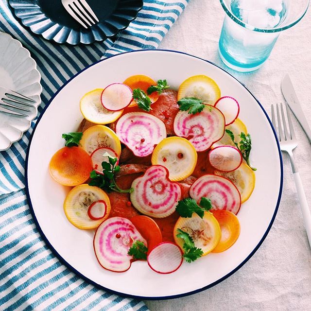 豪華。ローストビーフと野菜の水玉サラダ