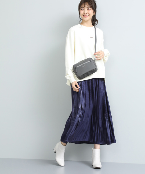 ロゴ入りトレーナー×サテンプリーツスカート