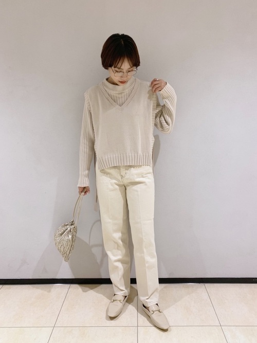 冬の白ローファーコーデ おしゃれな足元が映える合わせ方を伝授 Folk