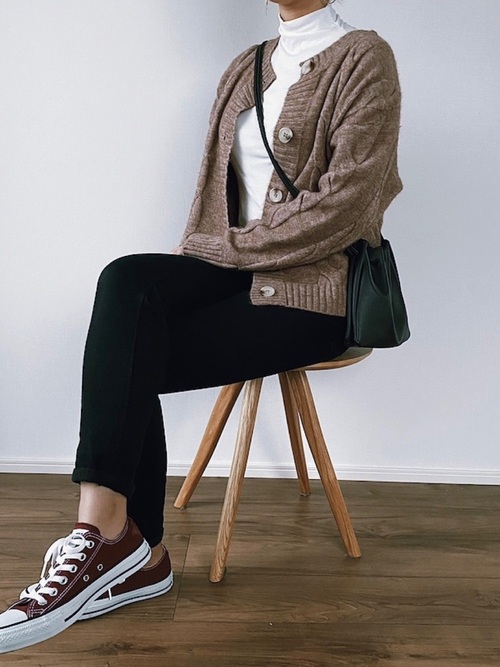 赤コンバースの冬コーデ 21 大人女子がおしゃれに履きこなすポイントは Folk