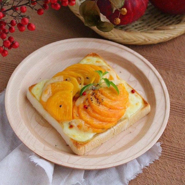 アレンジレシピに！柿とチーズのトースト