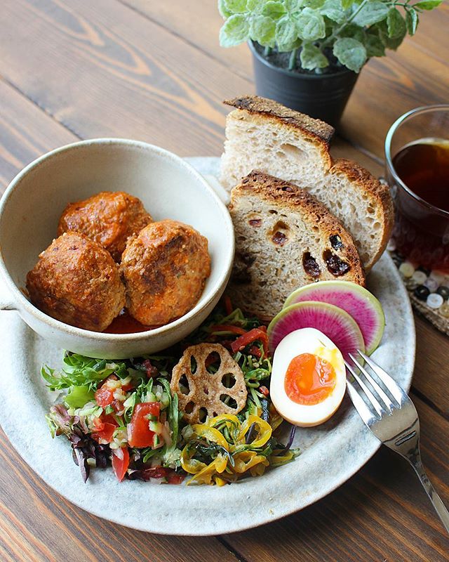 ハンバーグの盛り付け例!ご飯やパンも一緒に10