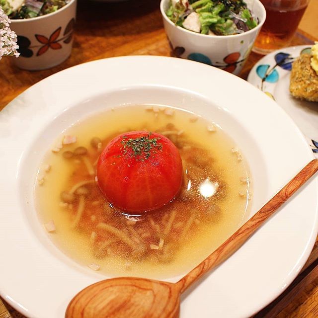 インパクト大!丸ごとトマトのオニオンスープ