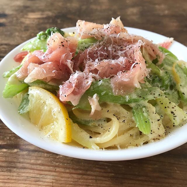 洋食に!セロリのレモンクリームパスタ