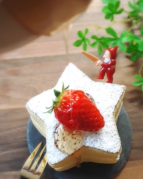 朝食の献立に♪星形ホットケーキのイチゴのせ