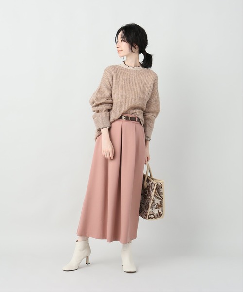 フリルネックトップス×ピンクスカートコーデ