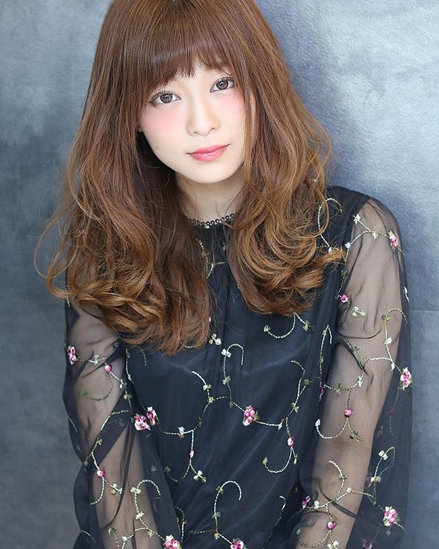 ドレスに似合う髪型特集 大人女性の華やかスタイルアレンジ Folk ドレスに似合う髪型特集 大人女性の華やかスタイルアレンジ Folk