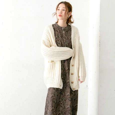 白いロングカーディガンに合う冬コーデ 綺麗に着こなす大人スタイル Folk