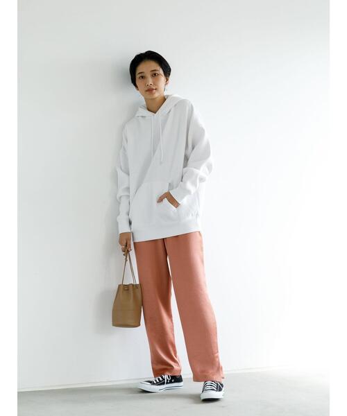 白パーカーのコーデ選 21最新 おしゃれ上級者な大人の着こなしは Folk