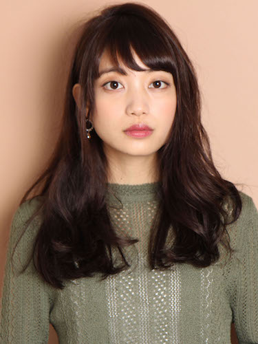 ラベンダーアッシュの暗髪ロングヘアスタイル