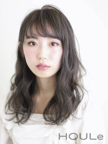 アッシュベージュの暗髪ロングヘアスタイル