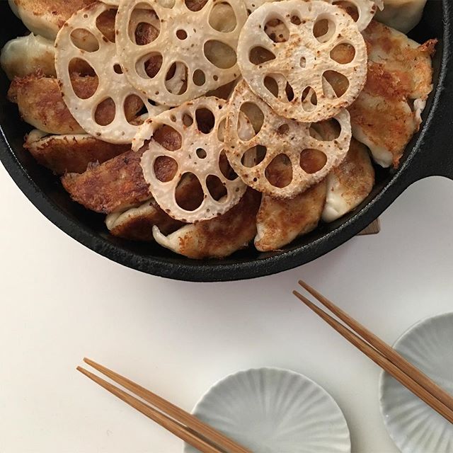 スキレットレシピはこれ♪鉄鍋餃子の蓮根のせ