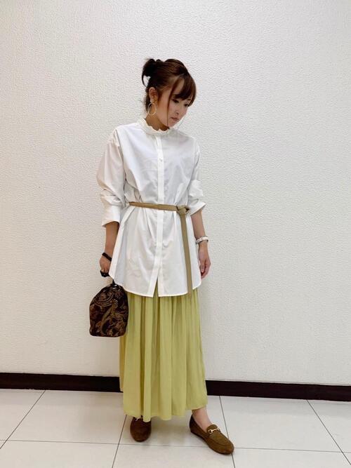 ロングシャツ×サテンプリーツスカート