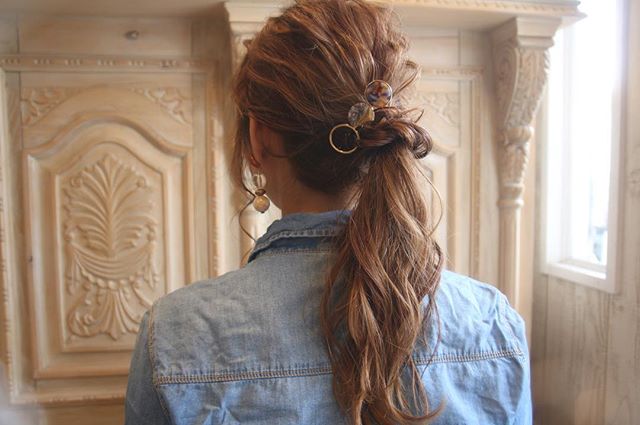 ヘアアクセサリーを使った大人アレンジ特集 種類や簡単な使い方をご紹介 Folk