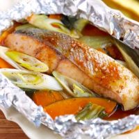 【連載】コレ1本でOK！万能な焼肉のたれで簡単&美味しい魚料理「鮭のホイル焼き」