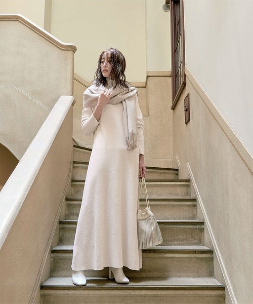 タートルネックロングフレアニットワンピース