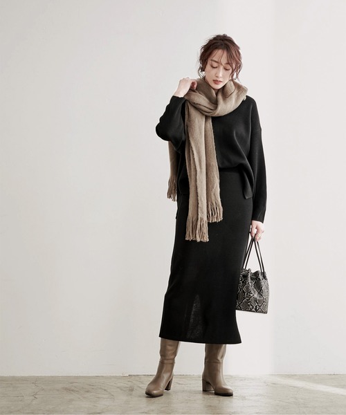 キーネックトップス×スカートニットセットアップ