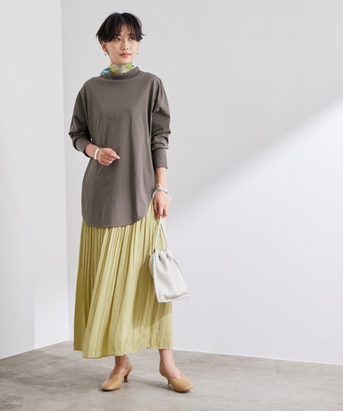 ロングトップス×サテンロングスカート