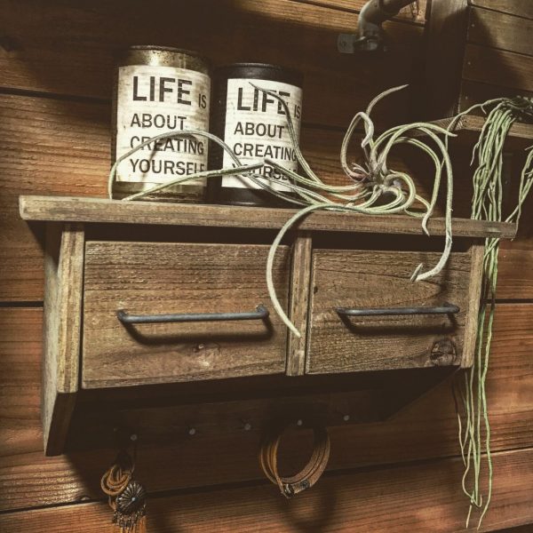 100均で収納もできるウォールシェルフ