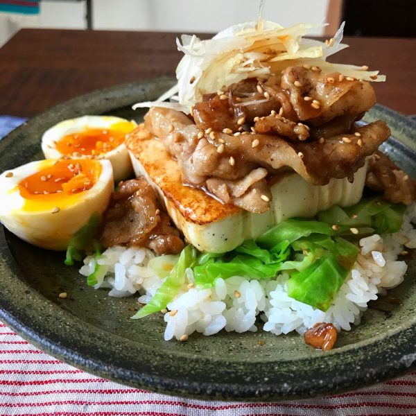 キャベツと豚バラの美味しい豆腐ステーキ丼