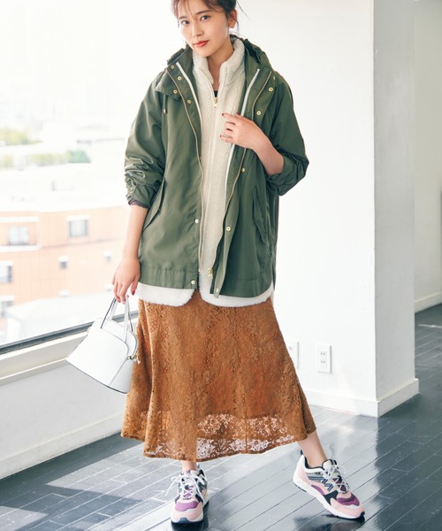 マウンテンパーカーのきれいめコーデ 21 大人女性の人気色の着こなしてテク Folk