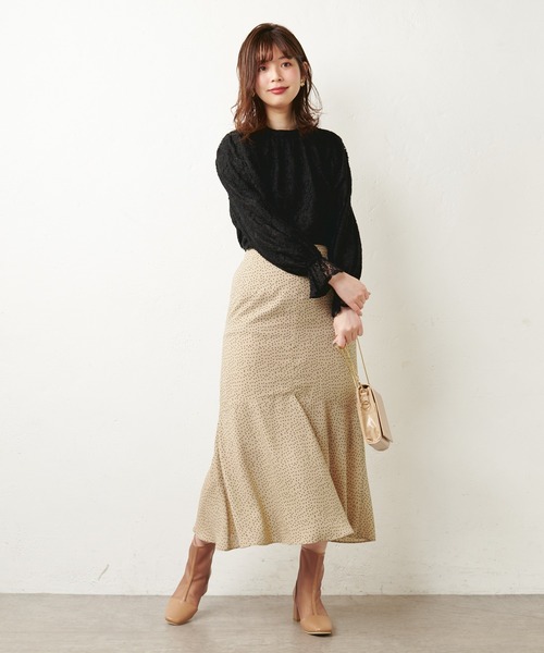 21年の春コーデは黒ブラウスで大人可愛く オフィスにも使える着こなしのコツ Folk 21年の春コーデは黒ブラウスで大人可愛く オフィスにも使える着こなしのコツ Folk