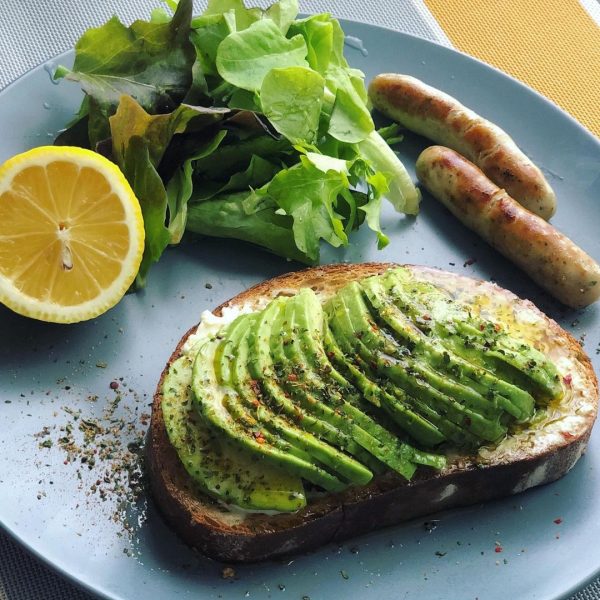 アボカドトーストの朝ごはん