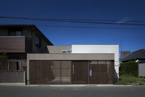 外部格子がおしゃれなシンプルモダン住宅の外観