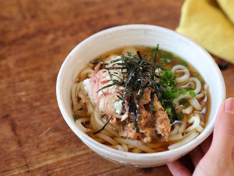 たたきとろろと鯖味噌缶の薬味のっけうどん