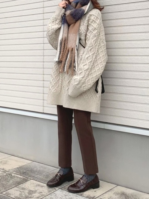 チェックマフラー×テーパードパンツ