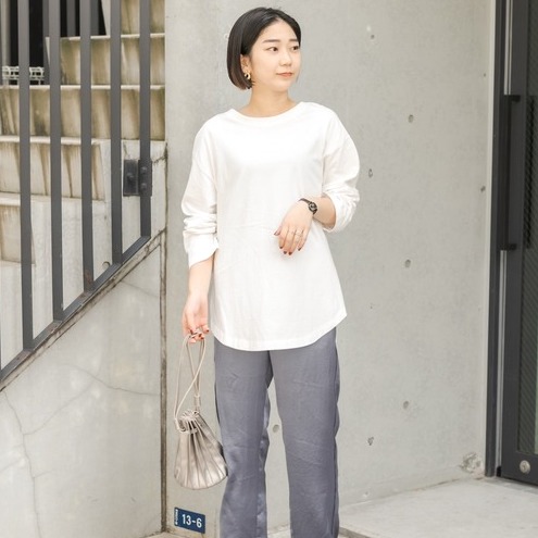 この春もサテンパンツをコーデの主役に 21年の流行りの着こなし方って Folk